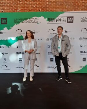 Amparo Noguera Instagram - Presentando la serie NO NOS QUIEREN VER dirigida por Guillermo Helo. @iberseriesplatinoindustria @altirosapiens #serieschilenas #Madrid
