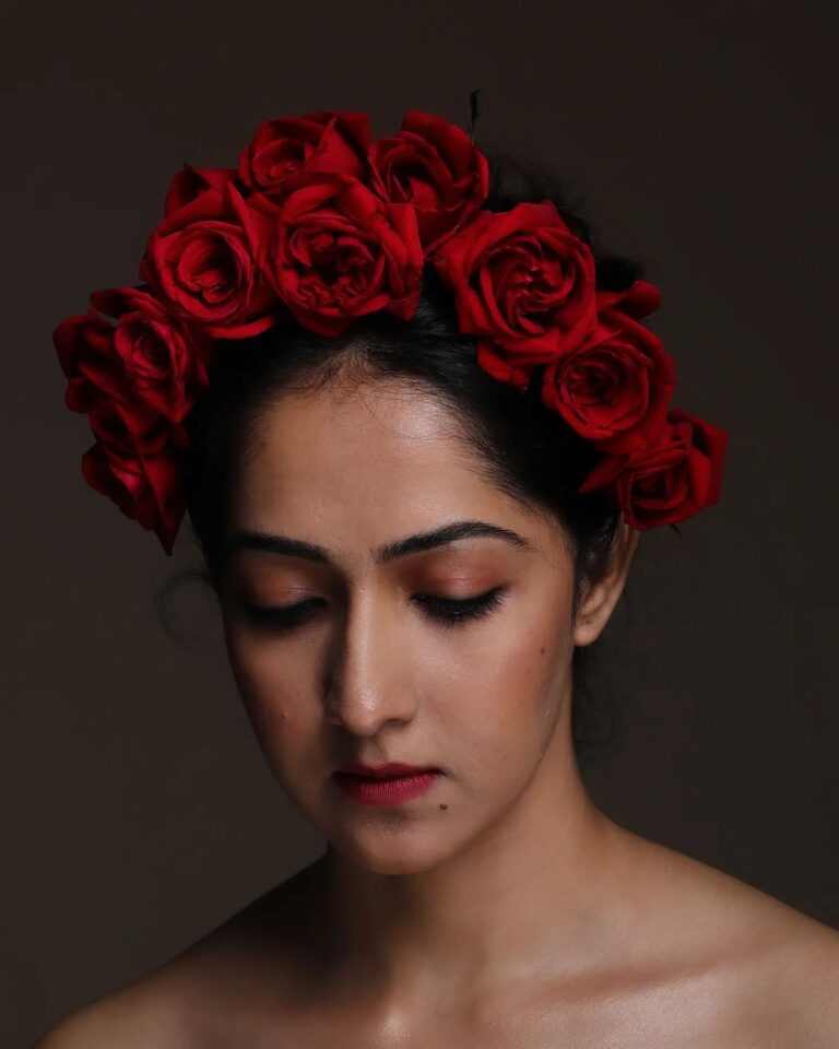 Amrita Chattopadhyay Instagram - In the mood for 🌹✨ . . . . . . . . 📸 @sandipphotographer #instagram #instamood #instashoot #instagood #fridakahlo