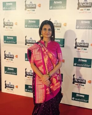 Amruta Subhash Instagram - @filmfare awards stage has gifted me many precious moments. Many dreams of many actors have come true on this beautiful stage ..but let me be frank..when I was a child watching Shabana ji’s films, adoring her craft and her passion for her work, mesmerised by her dignity and her transformation in roles like ‘Mandi’ and many other films.. l hadn’t even dreamt that one day life would gift me an opportunity to present an award to her. You are full of gratitude when your dream comes true but then you are speechless when something you haven’t even dreamt of actually becomes true. It was a pleasant surprise for me when I was given this opportunity to express my love and gratitude for Shabana ji. Thank you @filmfare for these moments.Here is my speechless speech and I mean every word of it! ❤️And yes about this saree.. l wore it Gujarati style cause the ceremony was in Gujarat and this saree is gifted to me by a wonderful actress and my senior from NSD Ashwini Giri @ashwinig as an appreciation for my work.I am happy that I could wear it for this ceremony and I believe that the good luck of this saree and the blessings behind it have also added in this magical moment ❤️There was a muscle pull in my right shoulder so couldn’t drape the saree to my fullest satisfaction but everything is perfect when you are surrounded by love.
लहान असताना जेव्हा शबानजींची अनेक कामं डोळ्यात प्राण आणून पाहिली, ज्याचं मंडी मधलं पात्र पाहून, त्यात त्यांनी घेतलेला बोलण्याचा लहेजा, त्या भूमिकेसाठी त्यांनी वाढवलेलं वजन, बदललेली देहबोली हे पाहून मी थक्क झाले होते त्यांना पुरस्कार देण्याची मोलाची संधी फिल्मफेअरनं मला दिली याबद्दल मी कृतज्ञ आहे. जी स्वप्नं आपण पहातो ती सत्यात उतरली की कोण आनंद होतो, पण ज्याची आपण स्वप्नातही कल्पना केली नव्हती ते जेव्हा असं सत्यात उतरतं तेव्हा शब्द मुके होऊन जातात. त्या शब्दातीत अनुभवाला शब्दात पकडण्याचा प्रयत्न मी त्या प्रसंगी जे बोलले त्यात केला.ह्या प्रसंगी मी नसलेली ही साडी माझी मैत्रीण आणि एक सच्ची कलाकार अश्विनी गिरीनं मला भेट दिली आहे. अश्विनी राष्ट्रीय नाट्य विद्यालयात ली माझी सिनिअर. तिनं माझ्या कामाचं कौतुक म्हणून दिलेली ही साडी या सुंदर प्रसंगी नेसता आली याचा आनंद वेगळाच! कार्यक्रम गुजरात मधे होता म्हणून खास गुजराती स्टाइल मधे❤️