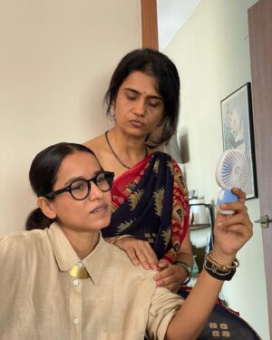 Amruta Subhash Instagram - @tillotamashome with her two fans😊! Tilu let me thank you from the bottom of my heart for mentioning my name in front of @konkona when #luststories2 casting was happening. It’s been a great journey working with you! These pictures catch some funny moments in our lusty journey 🤗Look at your eyes.. so expressive even while looking at that fan❤️ And you seem to be completely in love with your smaller fan when your bigger fan is trying to talk to you😊😃And you are saying such funny things while this picture was clicked look at my smile 😃😃Also, while I am extremely happy about the praise you are getting for all your roles I want to add one more character of yours to that list which I have really loved! And that is from the film ‘Chintu ka birthday’Keep doing this amazing work. Keep shining my friend ❤️! Love and hugs🤗🤗 Thank you so much @dishanoyonika for capturing these lovely moments ❤️ @netflix_in #luststories2