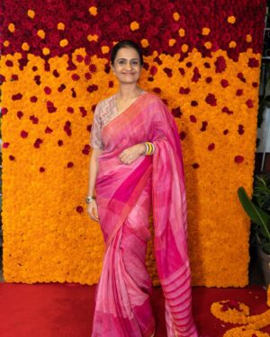 Amruta Subhash Instagram - Loved wearing this beautiful saree and blouse by @anavila_m . Loved meeting her personally. There are some clothes which make you look beautiful and then there are some clothes which make you ‘feel’ beautiful. @anavila_m  thank you for doing that to me. And thank you for these Dashera vibes.. these flowers made me so happy! Happy Dashera to you all❤️❤️❤️

@elevate_promotions 
Saree @anavila_m 
Shoes @aprajitatoorofficial

काही साड्या नेसून तुम्ही सुंदर दिसता आणि काही साड्या नेसल्यावर तुम्हाला आतून सुंदर वाटतं.. अनाविला या माझ्या मैत्रिणीनं डीझाईन केलेली ही साडी नेसून मला आतून सुंदर वाटलं. आणि या फुलांच्या सजावटीनं दसरा अजून सुंदर होऊन गेला.
तुम्हा सर्वांना दसऱ्याच्या मनापासून शुभेच्छा ❤️❤️❤️❤️❤️