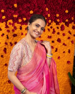 Amruta Subhash Instagram - Loved wearing this beautiful saree and blouse by @anavila_m . Loved meeting her personally. There are some clothes which make you look beautiful and then there are some clothes which make you ‘feel’ beautiful. @anavila_m  thank you for doing that to me. And thank you for these Dashera vibes.. these flowers made me so happy! Happy Dashera to you all❤️❤️❤️

@elevate_promotions 
Saree @anavila_m 
Shoes @aprajitatoorofficial

काही साड्या नेसून तुम्ही सुंदर दिसता आणि काही साड्या नेसल्यावर तुम्हाला आतून सुंदर वाटतं.. अनाविला या माझ्या मैत्रिणीनं डीझाईन केलेली ही साडी नेसून मला आतून सुंदर वाटलं. आणि या फुलांच्या सजावटीनं दसरा अजून सुंदर होऊन गेला.
तुम्हा सर्वांना दसऱ्याच्या मनापासून शुभेच्छा ❤️❤️❤️❤️❤️