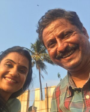 Amruta Subhash Instagram - Ok got so many messages asking me who played my husband in the film❤️ Si happy that my old friend Shrikant Yadav @yadavshrikant is getting so much praise for this role! He is a fantastic actor, you must have seen him in #jalsa as a cop or also in #familyman . He has played my colleague‘s role in Marathi film #killa . Apart from being a superb actor he is a great human being ❤️Let me take this opportunity to express my gratitude towards him for his kindness and support throughout the #luststories2 shoot.He is such a such a pure and gentle soul.. just like Seema’s husband Kamal in the film.We have been lucky to have him as kamal.  @konkona @tillotamashome hai na?
श्रीकांत यादव हे नाव मराठी प्रेक्षकांना अपरिचित नाही. लस्ट स्टोरीज मधे त्यानं नाझ्या नवऱ्याची भूमिका इतकी अप्रतिम  केली आहे की गेले २ दिवस अनेक हिंदीतल्या कलाकार दिग्दर्शकांचे मला श्रीकांत चं कौतुक करायला फ़ोन येत आहेत. माझे आणि त्याचे  यातले प्रसंग खूप आव्हानात्मक होते आणि श्रीकांत च्या  शांत आधारामुळे ते  प्रसंग मी मोकळेपणानं वठवू शकले. श्रीकांत, तुझे मनापासून आभार. आणि कृतज्ञता❤️तू चित्रपटातल्या कमल इतकाच समंजस आणि प्रेमळ आहेस.❤️ @yadavshrikant