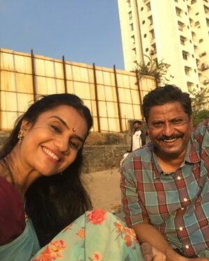 Amruta Subhash Instagram - Ok got so many messages asking me who played my husband in the film❤️ Si happy that my old friend Shrikant Yadav @yadavshrikant is getting so much praise for this role! He is a fantastic actor, you must have seen him in #jalsa as a cop or also in #familyman . He has played my colleague‘s role in Marathi film #killa . Apart from being a superb actor he is a great human being ❤️Let me take this opportunity to express my gratitude towards him for his kindness and support throughout the #luststories2 shoot.He is such a such a pure and gentle soul.. just like Seema’s husband Kamal in the film.We have been lucky to have him as kamal.  @konkona @tillotamashome hai na?
श्रीकांत यादव हे नाव मराठी प्रेक्षकांना अपरिचित नाही. लस्ट स्टोरीज मधे त्यानं नाझ्या नवऱ्याची भूमिका इतकी अप्रतिम  केली आहे की गेले २ दिवस अनेक हिंदीतल्या कलाकार दिग्दर्शकांचे मला श्रीकांत चं कौतुक करायला फ़ोन येत आहेत. माझे आणि त्याचे  यातले प्रसंग खूप आव्हानात्मक होते आणि श्रीकांत च्या  शांत आधारामुळे ते  प्रसंग मी मोकळेपणानं वठवू शकले. श्रीकांत, तुझे मनापासून आभार. आणि कृतज्ञता❤️तू चित्रपटातल्या कमल इतकाच समंजस आणि प्रेमळ आहेस.❤️ @yadavshrikant
