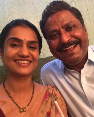 Amruta Subhash Instagram - Ok got so many messages asking me who played my husband in the film❤️ Si happy that my old friend Shrikant Yadav @yadavshrikant is getting so much praise for this role! He is a fantastic actor, you must have seen him in #jalsa as a cop or also in #familyman . He has played my colleague‘s role in Marathi film #killa . Apart from being a superb actor he is a great human being ❤️Let me take this opportunity to express my gratitude towards him for his kindness and support throughout the #luststories2 shoot.He is such a such a pure and gentle soul.. just like Seema’s husband Kamal in the film.We have been lucky to have him as kamal.  @konkona @tillotamashome hai na?
श्रीकांत यादव हे नाव मराठी प्रेक्षकांना अपरिचित नाही. लस्ट स्टोरीज मधे त्यानं नाझ्या नवऱ्याची भूमिका इतकी अप्रतिम  केली आहे की गेले २ दिवस अनेक हिंदीतल्या कलाकार दिग्दर्शकांचे मला श्रीकांत चं कौतुक करायला फ़ोन येत आहेत. माझे आणि त्याचे  यातले प्रसंग खूप आव्हानात्मक होते आणि श्रीकांत च्या  शांत आधारामुळे ते  प्रसंग मी मोकळेपणानं वठवू शकले. श्रीकांत, तुझे मनापासून आभार. आणि कृतज्ञता❤️तू चित्रपटातल्या कमल इतकाच समंजस आणि प्रेमळ आहेस.❤️ @yadavshrikant