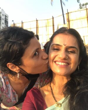 Amruta Subhash Instagram - Thank you for the love koko. Thank you for some of the best days of my life. I have always loved your talent from a distance. Seema gave me an opportunity to come closer to you not only as a director but as a person. While others are debating whether you are a better actor or a director.. l think you are both and much much more than that. That more is rare koko. After all these years in the industry I have seen many successful people but very few gave that ‘more’ that l am talking about.. how do I put that ‘more’ in words.. Thank for your unconditional love. Your large heart. I know very few people in Hindi industry.Even before #luststories2 came out I have seen you in some parties going out of your way and introducing me to some amazing people with so much affection. And in these parties sometimes there comes a time when you are alone and lost..In those times you have appeared from nowhere and asked me”Amruta are you ok? You want something.. come let’s dance!” The dance has begun koko.. yes..let’s dance! 
या क्षेत्रात येण्याच्या आधीपासून मी तिला पहात आले आहे. मिस्टर एंड मिसेस अय्यर पहिला आणि तिच्या प्रेमात पडले. तेव्हापासून तिच्याबरोबर काम करायचं स्वप्नंअखेर आयुष्यानं पुरं केलं. आत्ता लस्ट स्टोरीज तिनं दिग्दर्शित केलेल्या चित्रपटाचा भाग होताना जाणवलं, ती उत्तम अभिनेत्री आहे, दिग्दर्शिका आहे, त्याहूनही उत्तम माणूस आहे. मला नेहमीच प्रोजेक्ट्स पेक्षा माणसं महत्त्वाची वाटत आली आहेत. त्यामुळे एखादंप्रोजेक्ट खूप यशस्वी होऊनही जर त्या माणसांशी जुळलं नाही तर हिरमुसायला होतं. लस्ट स्टोरीज काल नेटफ्लिक्स वर रिलीज झाल्यापासून त्यातल्या आमच्या कथेला कालपासून इतकं प्रेम मिळतं आहे याच्या आनंदाइतकाच कोंकणासारखं माणूस आयुष्यात आलं साचा आनंद मोठा आहे. मी मराठीत जास्त काम केलं असल्यानं हिंदीतली फार कमी माणसं मला माहीत आहेत. कुठल्याही हिंदीतल्या पार्टयांना गेलं की मला फारशी माणसं माहीतीची नसतात. कोंकणा अशावेळांना माझा हात हातात घेऊन मला ओढत कुठेशी नेते आणि कुणाकुणाला माझ्याविषयी भरभरून काही सांगत रहाते. मधेच मी कुणाशी काय बोलावं हे न सुचून बाजूला उभं राहून माणसांना निरखत असते तेव्हा ही कुठुनशी अवतरते आणि विचारते,”ठीक आहेस ना? चल थोडा वेळ डान्स करुया?” डान्स सुरु झाला आहे कोको! खूप मजा येते आहे.. येत रहाणार आहे❤️
@konkona  #luststories2 @netflix_in