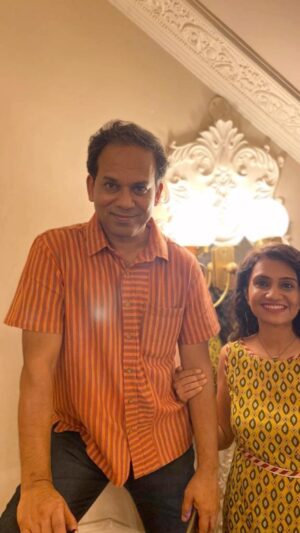 Amruta Subhash Instagram - So @sandeshkulkarni.small.s we forgot this anniversary too😃 We both have been forgetting our anniversary date since our first anniversary 😃 Today also we had forgotten but thanks to our friends who wished us we suddenly remembered.. it’s a joke for us now. But we are ok forgetting the date as far as we haven’t forgotten the love. So folks normally it’s the man who asks the woman but let me tell you all it’s me who asked this man . The first picture is from our play but that’s what I feel for him. Not on our fight days🤣 but most of the days😃The photos are clicked by loving friends and the photos from the play are sent by a loving audience. These friends and these audience make us rich❤️ We are a rich couple. May this richness ripen 🥰
आम्ही आमच्या लग्नाचा पहिला वाढदिवस पण विसरलो होतो. आम्हा दोघांच्या आयांनी आम्हाला आठवण केली होती. आजही विसरलो पण अनेक प्रेमाच्या माणसांनी आठवण केली.अनेक नात्यांमधे नवरा बायकोला विचारतो लग्नाचं पण आमच्या नात्यात मी विचारलं 😃 अगदी फोटोतल्यासारखं गुडघ्यांवर बसून नाही बरं का! फोटो नाटकातला आहे😃 पण त्या फोटतली भावना मात्र खरी आहे. मला भांडणाचे दिवस सोडले तर त्याच्याविषयी हेच वाटतं मनापासून. इतक्या वर्षांनंतर आजही आम्ही पुन्हा वाढदिवस विसरलो पण प्रेम विसरलो नाही ना मग झालं तर🤗🤗 फोटो आमच्यावर प्रेम करणाऱ्या वेगवेगळ्या मित्रमैत्रिणिंनी काढले आहेत.. नाटकातले फोटो नाटक खूप आवडलेल्या एका प्रेक्षकानं पाठवले आहेत. असे दोस्त आणि असे प्रेक्षक ही आमच्या नात्याची श्रीमंती आहे❤️