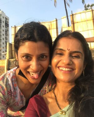 Amruta Subhash Instagram - Thank you for the love koko. Thank you for some of the best days of my life. I have always loved your talent from a distance. Seema gave me an opportunity to come closer to you not only as a director but as a person. While others are debating whether you are a better actor or a director.. l think you are both and much much more than that. That more is rare koko. After all these years in the industry I have seen many successful people but very few gave that ‘more’ that l am talking about.. how do I put that ‘more’ in words.. Thank for your unconditional love. Your large heart. I know very few people in Hindi industry.Even before #luststories2 came out I have seen you in some parties going out of your way and introducing me to some amazing people with so much affection. And in these parties sometimes there comes a time when you are alone and lost..In those times you have appeared from nowhere and asked me”Amruta are you ok? You want something.. come let’s dance!” The dance has begun koko.. yes..let’s dance! 
या क्षेत्रात येण्याच्या आधीपासून मी तिला पहात आले आहे. मिस्टर एंड मिसेस अय्यर पहिला आणि तिच्या प्रेमात पडले. तेव्हापासून तिच्याबरोबर काम करायचं स्वप्नंअखेर आयुष्यानं पुरं केलं. आत्ता लस्ट स्टोरीज तिनं दिग्दर्शित केलेल्या चित्रपटाचा भाग होताना जाणवलं, ती उत्तम अभिनेत्री आहे, दिग्दर्शिका आहे, त्याहूनही उत्तम माणूस आहे. मला नेहमीच प्रोजेक्ट्स पेक्षा माणसं महत्त्वाची वाटत आली आहेत. त्यामुळे एखादंप्रोजेक्ट खूप यशस्वी होऊनही जर त्या माणसांशी जुळलं नाही तर हिरमुसायला होतं. लस्ट स्टोरीज काल नेटफ्लिक्स वर रिलीज झाल्यापासून त्यातल्या आमच्या कथेला कालपासून इतकं प्रेम मिळतं आहे याच्या आनंदाइतकाच कोंकणासारखं माणूस आयुष्यात आलं साचा आनंद मोठा आहे. मी मराठीत जास्त काम केलं असल्यानं हिंदीतली फार कमी माणसं मला माहीत आहेत. कुठल्याही हिंदीतल्या पार्टयांना गेलं की मला फारशी माणसं माहीतीची नसतात. कोंकणा अशावेळांना माझा हात हातात घेऊन मला ओढत कुठेशी नेते आणि कुणाकुणाला माझ्याविषयी भरभरून काही सांगत रहाते. मधेच मी कुणाशी काय बोलावं हे न सुचून बाजूला उभं राहून माणसांना निरखत असते तेव्हा ही कुठुनशी अवतरते आणि विचारते,”ठीक आहेस ना? चल थोडा वेळ डान्स करुया?” डान्स सुरु झाला आहे कोको! खूप मजा येते आहे.. येत रहाणार आहे❤️
@konkona  #luststories2 @netflix_in