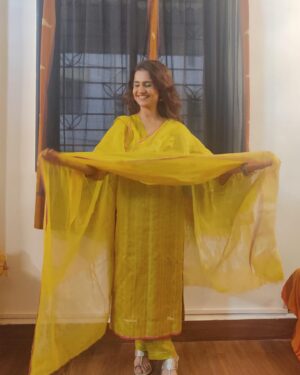 Amruta Subhash Instagram - Wore this  beautiful outfit by @anavila_m on the opening night of @mumbaifilmfestival ❤️ Her clothes always make me happy..Thank you so much @anavila_m love and a big hug❤️
PC @sandeshkulkarni.small.s 
Shoes @aprajitatoorofficial 
मुंबई फिल्म फेस्टीव्हल ला माझी मैत्रिण अनाविला हीचा हा ड्रेस घातला होता. तिच्या कपड्यांमधे मला नेहमीच आनंदी वाटतं! थॅंक्यू अनाविला❤️