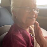 Amruta Subhash Instagram - My mother got an award and her younger brother my mama and mami had come all the way from Pune for the ceremony.. ❤️❤️look at my mom’s happiness and her voice.. this song is a beautiful lullaby she used to sing in childhood which says.. the sun is setting..birds have gone to their nests .. one can hear sweet tunes of flute coming from the depths of the forest..the night jasmine is swaying happily.. sleep my child.. sleep it’s time..❤️ आईला पुरस्कार मिळाला म्हणून माझा धाकटा मामा आणि मामी खास पुण्याहून आले होते. मन आनंदानं भरुन गेलं..❤️