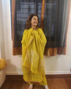 Amruta Subhash Instagram - Wore this  beautiful outfit by @anavila_m on the opening night of @mumbaifilmfestival ❤️ Her clothes always make me happy..Thank you so much @anavila_m love and a big hug❤️
PC @sandeshkulkarni.small.s 
Shoes @aprajitatoorofficial 
मुंबई फिल्म फेस्टीव्हल ला माझी मैत्रिण अनाविला हीचा हा ड्रेस घातला होता. तिच्या कपड्यांमधे मला नेहमीच आनंदी वाटतं! थॅंक्यू अनाविला❤️