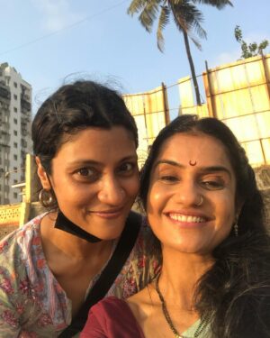 Amruta Subhash Instagram - Thank you for the love koko. Thank you for some of the best days of my life. I have always loved your talent from a distance. Seema gave me an opportunity to come closer to you not only as a director but as a person. While others are debating whether you are a better actor or a director.. l think you are both and much much more than that. That more is rare koko. After all these years in the industry I have seen many successful people but very few gave that ‘more’ that l am talking about.. how do I put that ‘more’ in words.. Thank for your unconditional love. Your large heart. I know very few people in Hindi industry.Even before #luststories2 came out I have seen you in some parties going out of your way and introducing me to some amazing people with so much affection. And in these parties sometimes there comes a time when you are alone and lost..In those times you have appeared from nowhere and asked me”Amruta are you ok? You want something.. come let’s dance!” The dance has begun koko.. yes..let’s dance! 
या क्षेत्रात येण्याच्या आधीपासून मी तिला पहात आले आहे. मिस्टर एंड मिसेस अय्यर पहिला आणि तिच्या प्रेमात पडले. तेव्हापासून तिच्याबरोबर काम करायचं स्वप्नंअखेर आयुष्यानं पुरं केलं. आत्ता लस्ट स्टोरीज तिनं दिग्दर्शित केलेल्या चित्रपटाचा भाग होताना जाणवलं, ती उत्तम अभिनेत्री आहे, दिग्दर्शिका आहे, त्याहूनही उत्तम माणूस आहे. मला नेहमीच प्रोजेक्ट्स पेक्षा माणसं महत्त्वाची वाटत आली आहेत. त्यामुळे एखादंप्रोजेक्ट खूप यशस्वी होऊनही जर त्या माणसांशी जुळलं नाही तर हिरमुसायला होतं. लस्ट स्टोरीज काल नेटफ्लिक्स वर रिलीज झाल्यापासून त्यातल्या आमच्या कथेला कालपासून इतकं प्रेम मिळतं आहे याच्या आनंदाइतकाच कोंकणासारखं माणूस आयुष्यात आलं साचा आनंद मोठा आहे. मी मराठीत जास्त काम केलं असल्यानं हिंदीतली फार कमी माणसं मला माहीत आहेत. कुठल्याही हिंदीतल्या पार्टयांना गेलं की मला फारशी माणसं माहीतीची नसतात. कोंकणा अशावेळांना माझा हात हातात घेऊन मला ओढत कुठेशी नेते आणि कुणाकुणाला माझ्याविषयी भरभरून काही सांगत रहाते. मधेच मी कुणाशी काय बोलावं हे न सुचून बाजूला उभं राहून माणसांना निरखत असते तेव्हा ही कुठुनशी अवतरते आणि विचारते,”ठीक आहेस ना? चल थोडा वेळ डान्स करुया?” डान्स सुरु झाला आहे कोको! खूप मजा येते आहे.. येत रहाणार आहे❤️
@konkona  #luststories2 @netflix_in