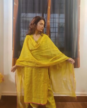 Amruta Subhash Instagram - Wore this  beautiful outfit by @anavila_m on the opening night of @mumbaifilmfestival ❤️ Her clothes always make me happy..Thank you so much @anavila_m love and a big hug❤️
PC @sandeshkulkarni.small.s 
Shoes @aprajitatoorofficial 
मुंबई फिल्म फेस्टीव्हल ला माझी मैत्रिण अनाविला हीचा हा ड्रेस घातला होता. तिच्या कपड्यांमधे मला नेहमीच आनंदी वाटतं! थॅंक्यू अनाविला❤️