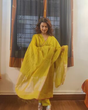 Amruta Subhash Instagram - Wore this  beautiful outfit by @anavila_m on the opening night of @mumbaifilmfestival ❤️ Her clothes always make me happy..Thank you so much @anavila_m love and a big hug❤️
PC @sandeshkulkarni.small.s 
Shoes @aprajitatoorofficial 
मुंबई फिल्म फेस्टीव्हल ला माझी मैत्रिण अनाविला हीचा हा ड्रेस घातला होता. तिच्या कपड्यांमधे मला नेहमीच आनंदी वाटतं! थॅंक्यू अनाविला❤️