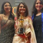 Amruta Subhash Instagram - Thank you critics❤️I am overwhelmed by the love our film has received. @filmcriticsguild and @criticschoiceindia l am grateful for this award for Seema from #luststories2 l thank my entire team. @konkona love you.coco,In the photo at the end I really wanted you and @poojatolani.21 to hold the trophy as I truly believe it belongs to both of you than anybody else. Thank you for creating Seema. Missed you @tillotamashome and @yadavshrikant Seema belongs to both of you❤️❤️And yes..thank you @sushantdivgikr for shooting this video for me ❤️❤️ भारतातल्या सर्व समिक्षकांच्या संस्थेनं दिलेल्या या बक्षिसाला प्रत्येक कलाकार मनाचं मानतो. ते बक्षिस लस्ट स्टोरीमधल्या सीमाला मिळालं याचा तर आनंद आहेच. शिवाय माझ्या फार आवडत्या ज्येष्ठ अभिनेत्री मौसमी चटर्जी यांच्या हस्ते हा पुरस्कार मिळाला याचा आनंद आगळा आहे❤️