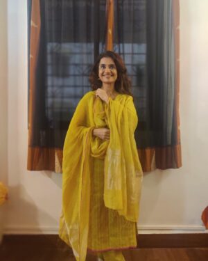 Amruta Subhash Instagram - Wore this  beautiful outfit by @anavila_m on the opening night of @mumbaifilmfestival ❤️ Her clothes always make me happy..Thank you so much @anavila_m love and a big hug❤️
PC @sandeshkulkarni.small.s 
Shoes @aprajitatoorofficial 
मुंबई फिल्म फेस्टीव्हल ला माझी मैत्रिण अनाविला हीचा हा ड्रेस घातला होता. तिच्या कपड्यांमधे मला नेहमीच आनंदी वाटतं! थॅंक्यू अनाविला❤️