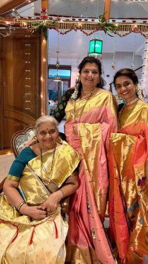 Amruta Subhash Instagram - Meet my mother in law and my Meghana vahini.. Meghana vahini who is Sandesh’s older brother Sandeep’s wife is the sister I always wanted. She is our inspirational force in every festival. This time she got sarees of different colours but similar patterns for three of us, myself, my mom in law and herself. So this cover picture is we showing off our sarees. This beautiful house belongs to Sandesh’s brother Sandeep whom we call dada and his wife Meghana whom we call vahini. Dada and vahini make it a point to call my mom each Diwali to celebrate with them. My in laws and dada Vahini’s daughters Mahee and Ovee are the warmest and loveliest souls I have met. I feel very lucky to have dada vahini as my strongest supports.Gratitude Diwali.. Happy Diwali ❤️❤️
माझ्या सासूबाई आणि माझ्या मोठ्या दीराची संदीपदादाची बायको मेघना वहीनी या दोघींबरोबरचा हा दिवाळी फोटो!यावेळी मेघनानं आम्हा तिघींसाठी सारख्या पॅटर्नच्या पण वेगवेगळ्या रंगांच्या साड्या आणल्या होत्या. दादा वहीनी दर वर्षी आग्रहानं आईला दिवाळीला बोलावतात. माझे सासू सासरे ज्यांना मी काका काकू म्हणते ते आणि माझ्या पुतण्या माही आणि ओवी ही माझ्या आयुष्यातली फार गोड माणसं आहेत. दादा वहीनीसारखी माणसं मला आधारस्तंभ म्हणून लाभली म्हणून मी कृतज्ञ आहे.❤️