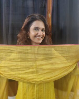 Amruta Subhash Instagram - Wore this  beautiful outfit by @anavila_m on the opening night of @mumbaifilmfestival ❤️ Her clothes always make me happy..Thank you so much @anavila_m love and a big hug❤️
PC @sandeshkulkarni.small.s 
Shoes @aprajitatoorofficial 
मुंबई फिल्म फेस्टीव्हल ला माझी मैत्रिण अनाविला हीचा हा ड्रेस घातला होता. तिच्या कपड्यांमधे मला नेहमीच आनंदी वाटतं! थॅंक्यू अनाविला❤️