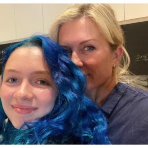 Amy Carlson Instagram - Happy #nationaldaughtersday I’m not blue about it. She is… apparently.💙❤️💙❤️
