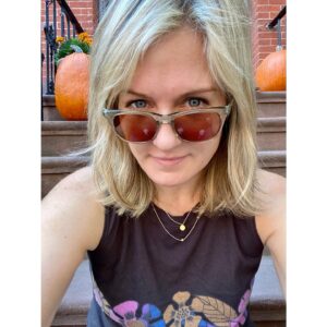 Amy Carlson Instagram - Fresh color new cut same old shirt. Keeping it sort of fresh. #happyfriday #hotoctober☀️🍂🍁 @clint.color