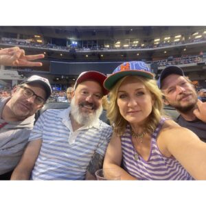 Amy Carlson Instagram - There’s no friends like old friends at a baseball game. Amidst life’s challenges #baseball and friends Oh… and @mets win.! #gotosummerlook