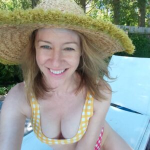 Amy Hargreaves Instagram - Slept through national selfie day 😞

#sunscreen