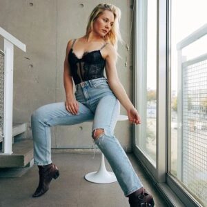 Amy Johnston Instagram - 𝙵𝚊𝚕𝚕 𝚏𝚎𝚎𝚕𝚜🍁

Always love shooting with my boo @taramacken 📸