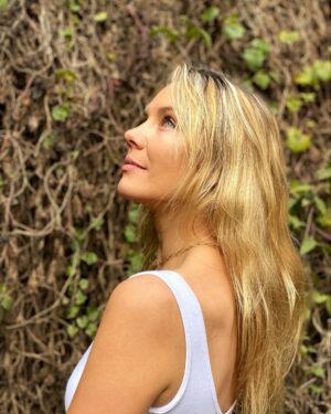 Amy Johnston Instagram - Onwards and upwards 💪 Enjoying this beautiful Cali weather 💗Have a great weekend!

Thanks for the cute top @publicmyth.vancouver 🔥

📸 my gbae @krisranoso