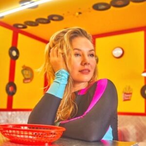 Amy Johnston Instagram - 🌍💨🔥

This is how you waitress right? 

📸@foreverseen