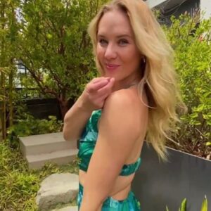 Amy Johnston Instagram - "Women should be strong..but not too strong, women need to be leaders but...don't lead too aggressively...don't lead too softly, don't be taken advantage and hold your ground but in a feminine way...be a lady....blah blah blahhhh" ..We will all be what we want..Thanks! Our choice. Bye. 

🎥@krisranoso