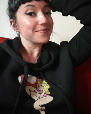 Amy Shira Teitel Instagram - In love with my new Pinup peach hoodie. Of course it’s already covered in cat hair but just ignore that bit! #twitchstreamer #mario #peach