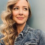 Amy Acker Instagram - Been having so much fun with the @911lonestar gang, great seeing so many old friends and meeting new ones ❤️ @srollertaylor 💄 and @melodywhitehair 💇‍♀️