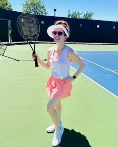Amy Davidson Instagram - First tennis lesson everrrrr! 🎾 Can you tell by how I’m holding the racket incorrectly?! 😆 It went better than I expected 😅 and was really fun! I’m scared for my arm tomorrow, tho! 😳💪🏻🎾🥵 Thank you for the encouragement, girls! 😘 Watch out Serena, here we come! 🤣🤣🤣