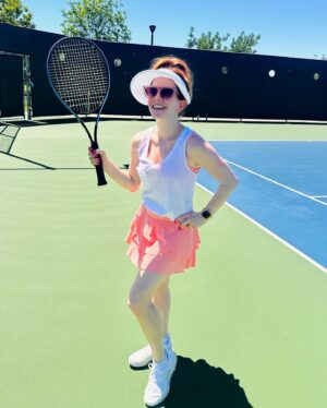 Amy Davidson Instagram - First tennis lesson everrrrr! 🎾 Can you tell by how I’m holding the racket incorrectly?! 😆 It went better than I expected 😅 and was really fun! I’m scared for my arm tomorrow, tho! 😳💪🏻🎾🥵

Thank you for the encouragement, girls! 😘 Watch out Serena, here we come! 🤣🤣🤣