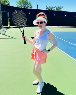 Amy Davidson Instagram - First tennis lesson everrrrr! 🎾 Can you tell by how I’m holding the racket incorrectly?! 😆 It went better than I expected 😅 and was really fun! I’m scared for my arm tomorrow, tho! 😳💪🏻🎾🥵

Thank you for the encouragement, girls! 😘 Watch out Serena, here we come! 🤣🤣🤣