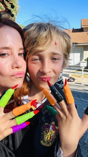 Amy Davidson Instagram - We did it!!! 3rd annual Halloween Block Party! 👻🎃☠️🧙🏻‍♀️ At times I wasn't sure if I would pull it off, 😳 then my amazing friend, Rob-- epic event planner and owner of @pausmithgroup helped guide me and introduced us to @fredaswoodfiredkitchen which was definitely the highlight of the event! Fresh made pizzas and salads on constant rotation, bounce houses, obstacle courses, popcorn, drinks and games and a pretty awesome dessert table! Yep, success!! 😅🎃👻
