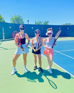 Amy Davidson Instagram - First tennis lesson everrrrr! 🎾 Can you tell by how I’m holding the racket incorrectly?! 😆 It went better than I expected 😅 and was really fun! I’m scared for my arm tomorrow, tho! 😳💪🏻🎾🥵

Thank you for the encouragement, girls! 😘 Watch out Serena, here we come! 🤣🤣🤣