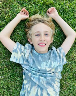 Amy Davidson Instagram - Impromptu photo shoot in the grass with my mini dude 📷🌱