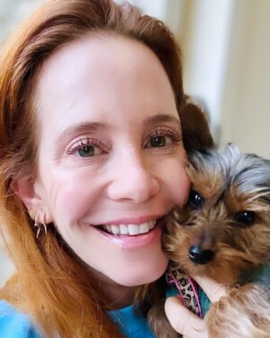 Amy Davidson Instagram - Oh hey👋🏻👋🏻 
Tell me somethin good!📝👇🏻

My grandma Peg used to sing me this song🩷