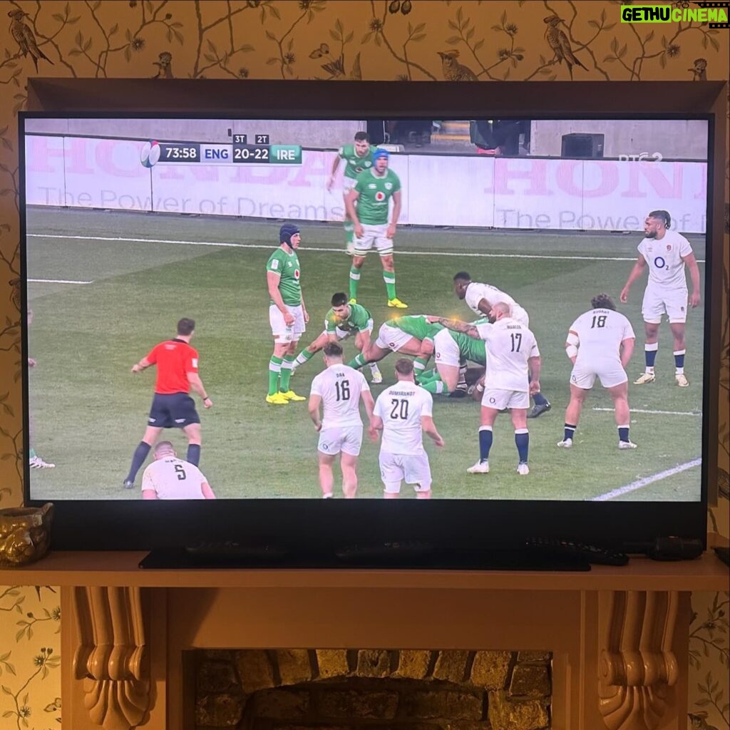 Amy Huberman Instagram - Who needs Jane Fonda at home work out videos when you have this intense hardcore ab tension session?!? COME ON IRELAND!!! 💚💚💚💚💚💚💚💚