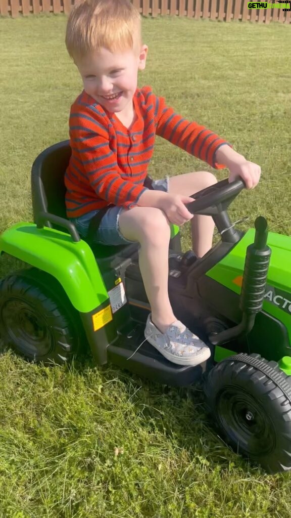 Amy King Instagram - Ok Mama’s have you ever told your child you can ride and I’ll just walk beside you? I thought it would be a great idea! This 12v tractor goes so fast! I was getting a very fast paced workout! I could hardly keep up! 😅 Have you ever tried this!? @tobbioffice #tobbitractor #rideonworkout #momlife