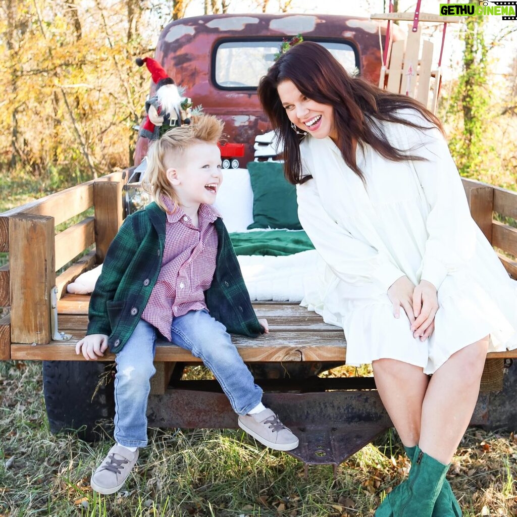 Amy King Instagram - I know what you’re getting for Christmas little one!🥰 @kaceykinionphotography 🙌🏼 Santa doesn’t bring the big gifts! Mom and Dad does! C’mon we’re not gonna give the big guy ALL the credit! We have taught Dax that Daddy & Mommy work really hard to provide for him! We want him to appreciate the meaning of working hard and then having a thankful heart for what he receives! Santa does bring him a gift though! 🎅❤️