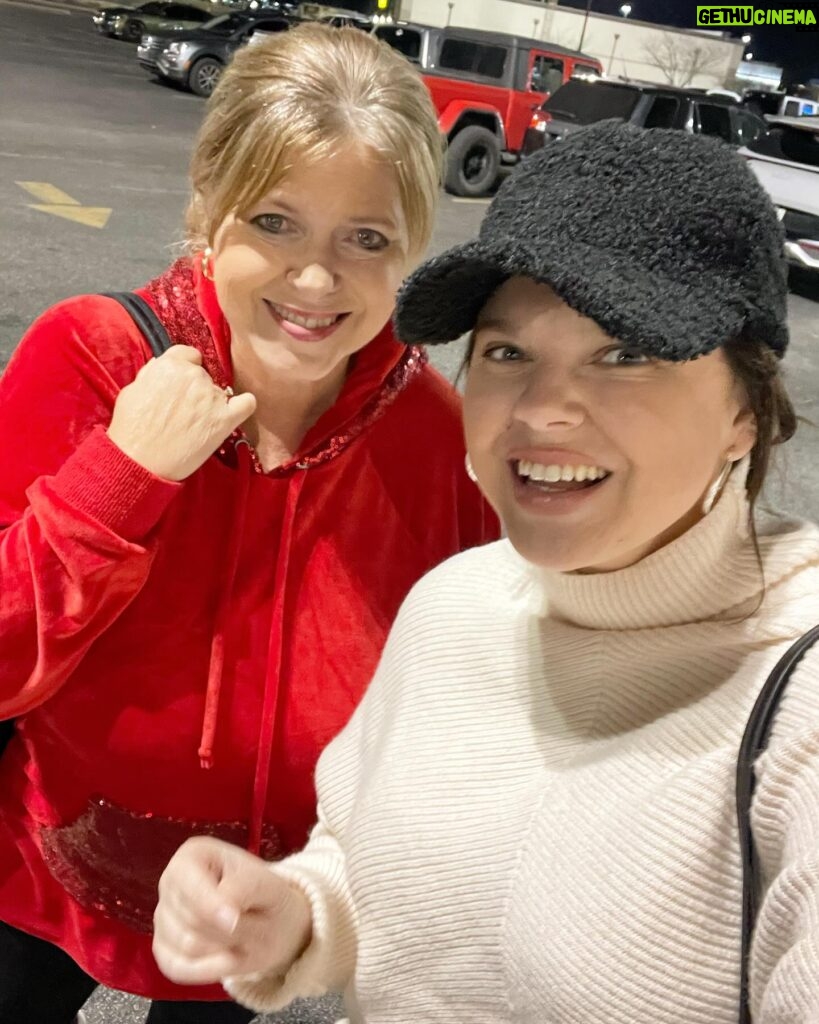 Amy King Instagram - Late night Christmas shopping with this one! I’m thankful we have each other🥹 @deanna_duggar