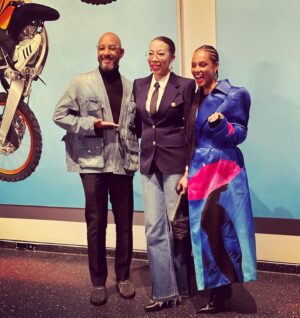 Amy Sherald Instagram - Love these two for real  @therealswizzz @aliciakeys ❤️✨ GIANTS works from the @thedeancollection opens Feb 10 organized by Kimberli Gant, Curator of Modern and Contemporary Art  @brooklynmuseum  The last two days have been like a reunion.  It’s been so great to be in community with my art family. #giants #art #artistsoninstagram