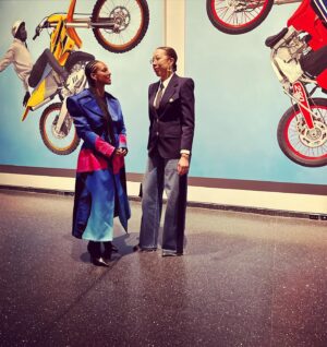Amy Sherald Instagram - Love these two for real  @therealswizzz @aliciakeys ❤️✨ GIANTS works from the @thedeancollection opens Feb 10 organized by Kimberli Gant, Curator of Modern and Contemporary Art  @brooklynmuseum  The last two days have been like a reunion.  It’s been so great to be in community with my art family. #giants #art #artistsoninstagram