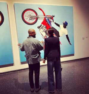 Amy Sherald Instagram - Love these two for real  @therealswizzz @aliciakeys ❤️✨ GIANTS works from the @thedeancollection opens Feb 10 organized by Kimberli Gant, Curator of Modern and Contemporary Art  @brooklynmuseum  The last two days have been like a reunion.  It’s been so great to be in community with my art family. #giants #art #artistsoninstagram
