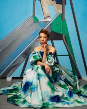 Amy Sherald Instagram - 💙💚🔫 Kingdom 2022 @hauserandwirth The World We Make Oct 11- Dec 23 #theworldwemake #paintclothes #kingdom Gown @jasonwu Stlyed by @luxurylaw  Hair @myssmonique 📸: @kelbpics

Earrings: @cartier 
Bracelet x Rings: @davidyurman 
Shoe: Jimmy Choo