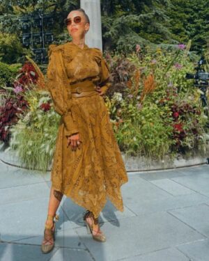 Amy Sherald Instagram - #NYFW with @ullajohnson she ALWAYS has me feeling myself 🥰 Stay sparkly my friends. ✨✨✨✨#ullajohnson #earthtones #newyorkfashionweek 📸: @laurenpreston
