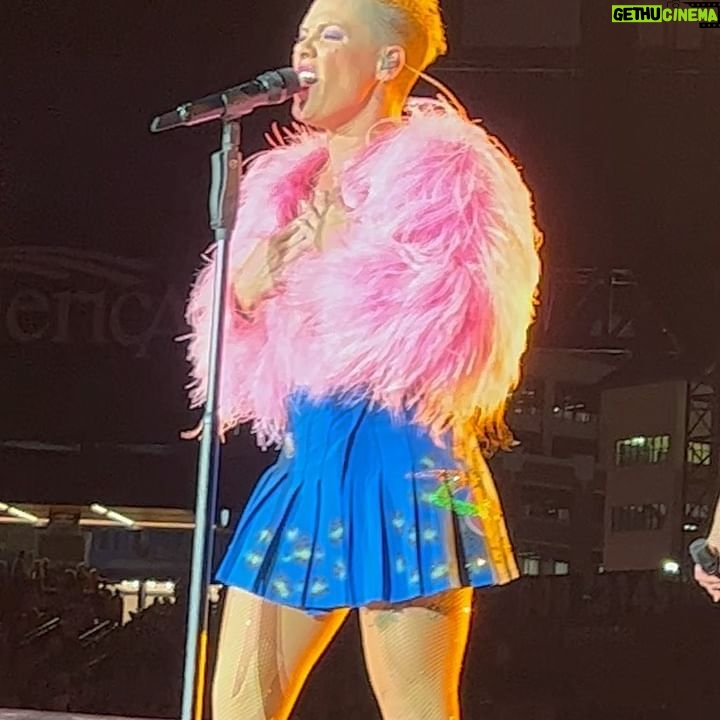 Amy Smart Instagram - Alecia @pink Happy Birthday!!! Definitely a highlight of this summer was seeing you perform! Treat yourself to this experience if you haven’t already. You are changing the world🌟, one stadium at a time🤘🏽love you friend