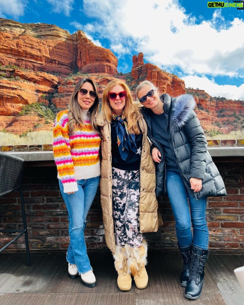 Amy Smart Instagram - You are breathtaking Sedona!! Can’t wait to go back to these red rocks and lay on a vortex again✨⛰️🌀Girls weekend to fill the soul and an awesome film festival that showed Rally Caps!! @escdunkys @amandaroserowan @sedonafilmfestival